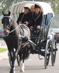Burgemeester Robben en wethouder Span in de kleedwagen met Arie en Gerda Middelkamp