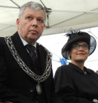 Burgemeester Robben en wethouder Span als burgemeester Van den Berg en echtgenote