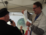 De broers Roelf, Jan Willem en Henk schenken kleedwagen aan St. Wagenmakerij Langenhof